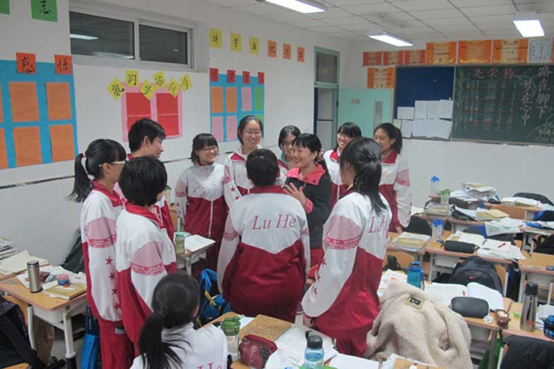 《我們不僅是學(xué)霸》——2013年4月趙老師班級(jí)女生籃球隊(duì)成立,同學(xué)們課間在班級(jí)與老師一起設(shè)計(jì)訓(xùn)練方案,暢想未來。
在這次籃球賽前,班上僅有的一個(gè)男同學(xué)被同學(xué)們推選為教練。在以后的兩個(gè)月內(nèi),女生籃球隊(duì)過關(guān)斬將,獲得了第二名的好成績。同學(xué)們在總結(jié)會(huì)上這樣說道:”這證明了實(shí)驗(yàn)班的同學(xué)不光是學(xué)霸,我們各方面都可以優(yōu)秀。 ”
當(dāng)然,趙老師在指導(dǎo)學(xué)生上的不急功近利、不拔苗助長,遵循科學(xué)的教育教學(xué)理論,注重學(xué)生多元智能的開發(fā),關(guān)注不同層次學(xué)生的需求和發(fā)展也對籃球賽的勝利功不可沒。趙老師進(jìn)行的“發(fā)展學(xué)生的非智力因素,激發(fā)學(xué)生的潛能”的探索,其中在“滲透班級(jí)文化理念,引導(dǎo)學(xué)生塑造健全人格”和 “引導(dǎo)學(xué)生進(jìn)行人生規(guī)劃上,最大限度地激發(fā)學(xué)生的潛能” 取得了顯著的效果。