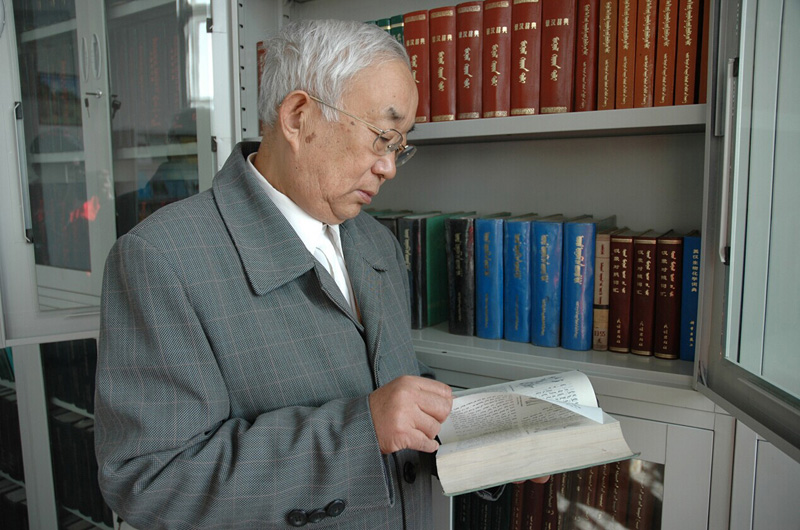 ώɹ壬ͨhZ(y)Z(y)ӢZ(y)ȶNZ(y)Ї(gu)B(yng)(li)ĵһɹx(chng)W(xu)ҲӢ(gu)ػʼx(chng)W(xu)(hu)Ӽ{ĵһλЇ(gu)x(chng)W(xu)ҡF(xin)75qgڄ(dng)W(xu)̌W(xu)о