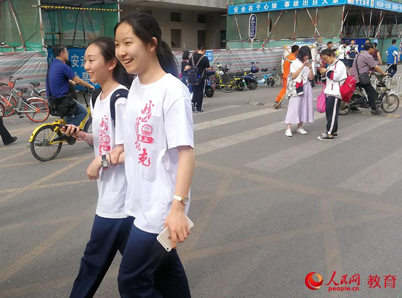 走出考場開心的考生們。李依環(huán) 攝