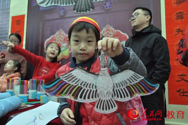 小男孩提他的風(fēng)箏。郭凱奇/攝。