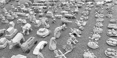 鞏義市米河鎮(zhèn)小裡河幼兒園的孩子們用泥土制作的形態(tài)各異的作品。張利霞/攝