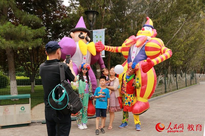 中國兒童中心園內(nèi)開展“喜迎六一 祝福祖國 爭做新時代好兒童”主題游園活動。盧靜/攝