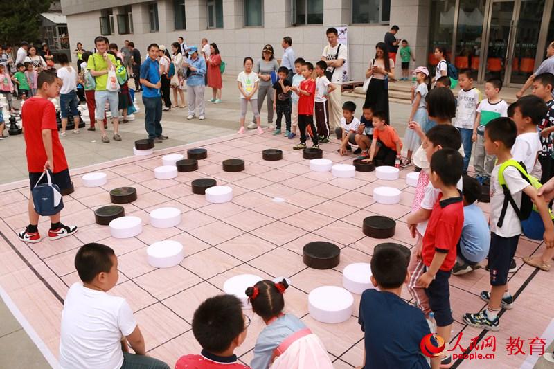 中國(guó)兒童中心園內(nèi)開(kāi)展“喜迎六一 祝福祖國(guó) 爭(zhēng)做新時(shí)代好兒童”主題游園活動(dòng)。盧靜/攝
