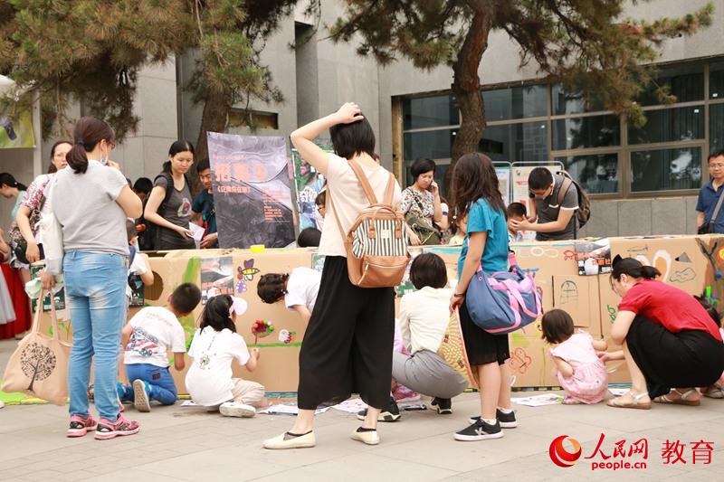 中國(guó)兒童中心園內(nèi)開展“喜迎六一 祝福祖國(guó) 爭(zhēng)做新時(shí)代好兒童”主題游園活動(dòng)。盧靜/攝