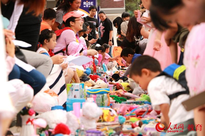 中國兒童中心園內(nèi)開展“喜迎六一 祝福祖國 爭做新時(shí)代好兒童”主題游園活動(dòng)。盧靜/攝