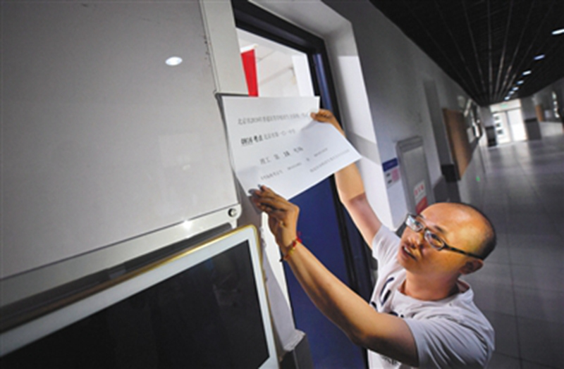 監(jiān)考老師布置考場。李木易/攝