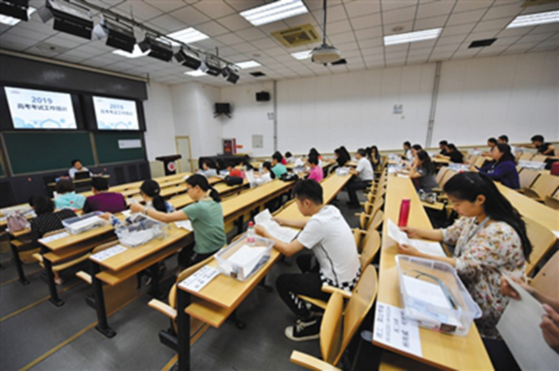 監(jiān)考老師統(tǒng)一接受考前培訓(xùn)。李木易/攝