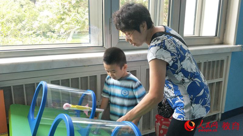 圖為家長和兒童一起參與親子教育活動 王子文/攝