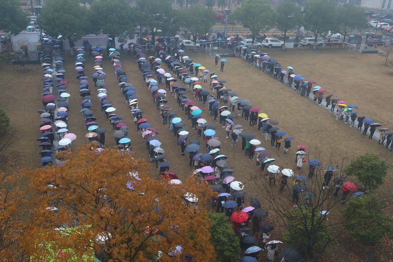 12月21日，江南大學(xué)考生們在雨中等候進場（胡奕/攝）