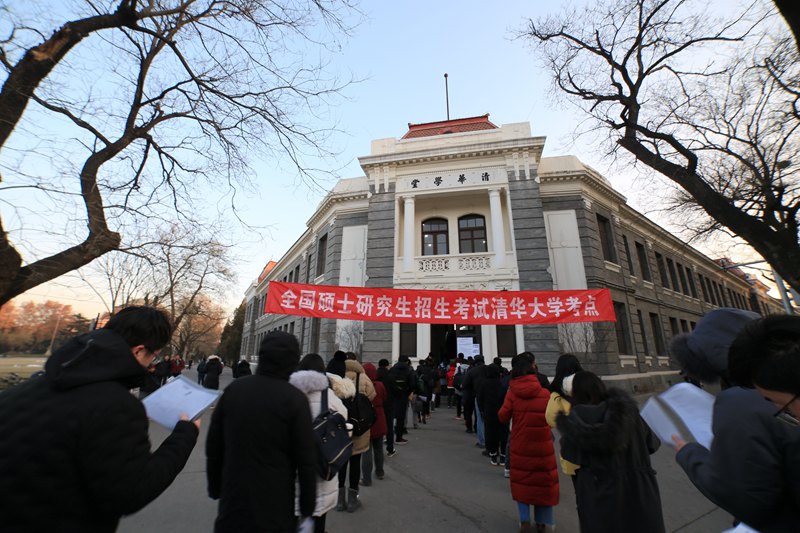 12月21日，清華大學(xué)考點(diǎn)，考生們在清華學(xué)堂考場進(jìn)場（何康/攝）