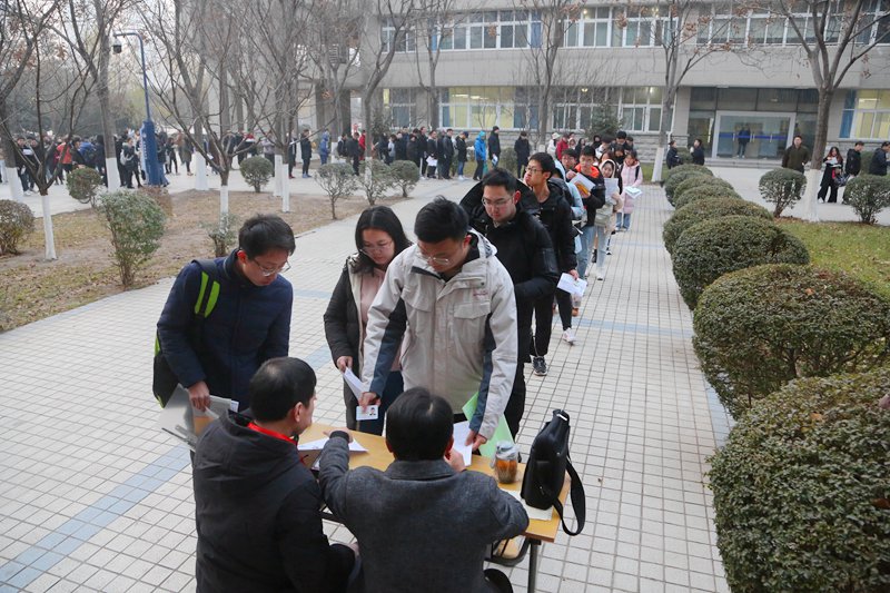 12月21日，西安工業(yè)大學(xué)考點(diǎn)，考生們排隊(duì)安檢進(jìn)場（朱瑩昱）