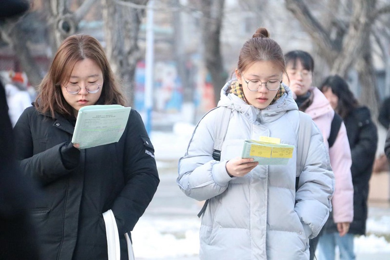 12月21日，中國傳媒大學(xué)考點(diǎn)，考生們?cè)诘群蜻M(jìn)場時(shí)復(fù)習(xí)（李錦潭/攝）