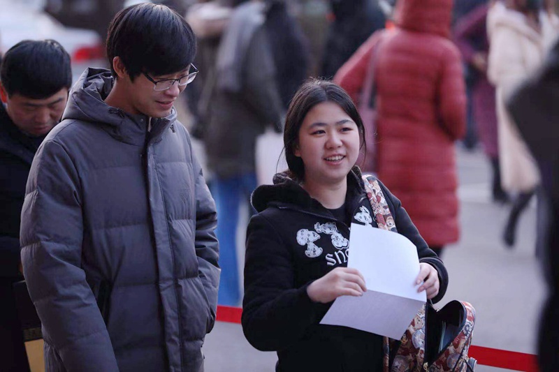 12月21日，北京第二外國語學(xué)院考點(diǎn)，排隊(duì)入場的考生們（唐文清/攝）