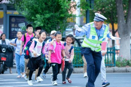 小學(xué)畢業(yè)照輔警"C位出道":用愛付出