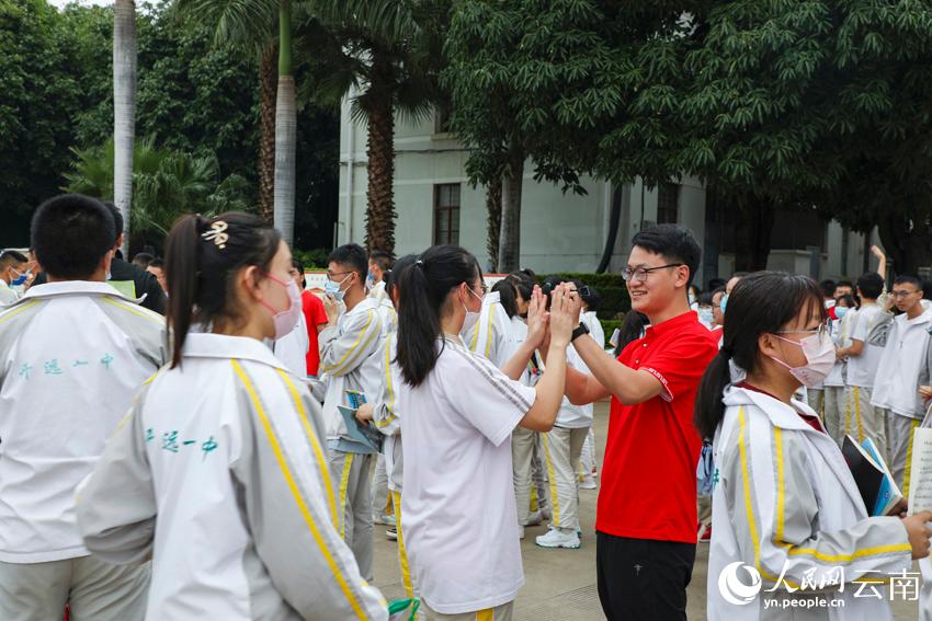 老師為考生加油，送上祝福。開遠(yuǎn)市融媒體中心楊斐然攝