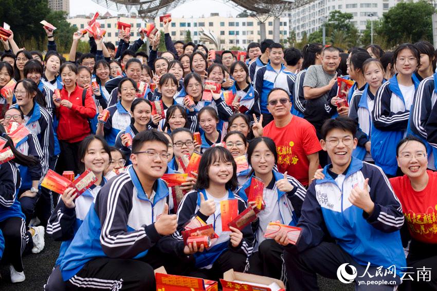 6月6日，曲靖市麒麟?yún)^(qū)第一中學(xué)為每位高考學(xué)子發(fā)“金榜題名”紅包。李澤堤攝