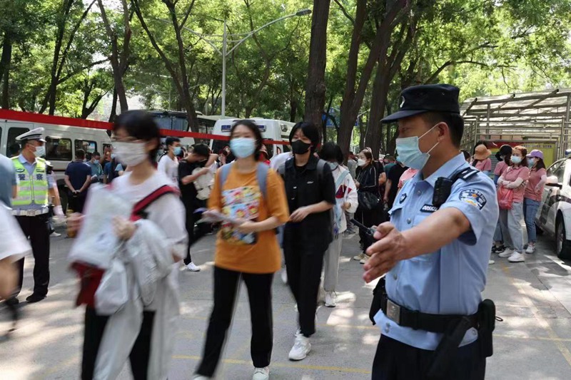 6月7日，河北省石家莊市41中考點(diǎn)，警察護(hù)送考生進(jìn)入考場(chǎng)。人民網(wǎng) 周博攝