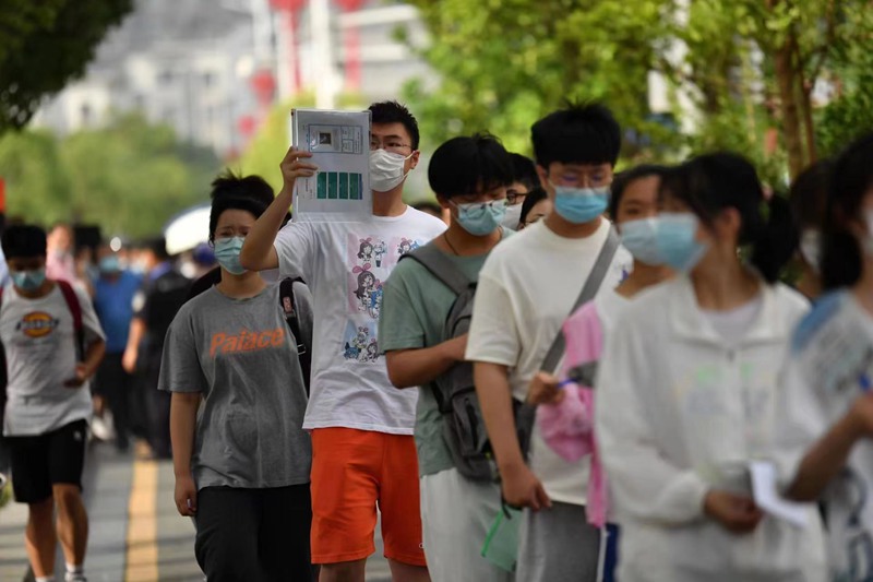 6月7日，江西省南昌市第十二中學(xué)考點，考生在考場外有序排隊，準備進入考場。人民網(wǎng) 時雨攝