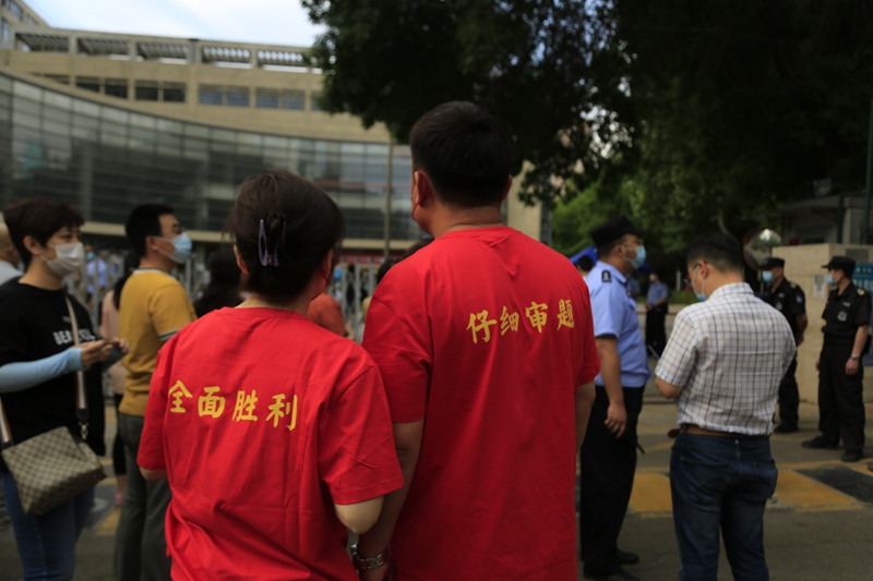 6月7日，天津市第一中學考點，身著印有祝福字樣T恤的家長。人民網(wǎng) 崔新耀攝