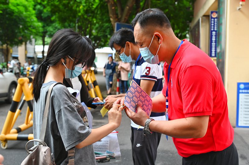 6月7日，在廣西壯族自治區(qū)南寧市第十四中學(xué)高中部，參加高考的同學(xué)在有序地進(jìn)入校園。人民網(wǎng)記者 嚴(yán)立政攝