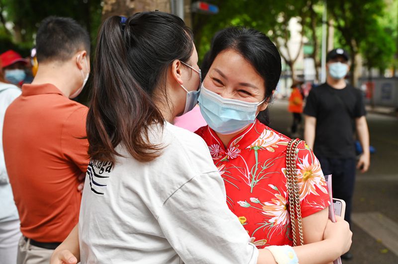 6月7日，在廣西壯族自治區(qū)南寧市第十四中學(xué)高中部，家長(zhǎng)跟孩子擁抱，為孩子加油！人民網(wǎng)記者 嚴(yán)立政攝