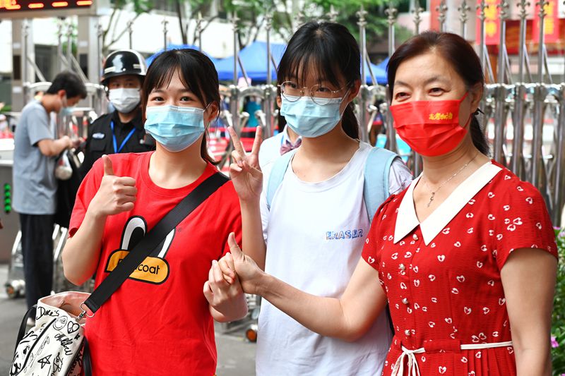 6月7日，在廣西壯族自治區(qū)南寧市第十四中學高中部，家長給孩子加油鼓勁。人民網(wǎng)記者 嚴立政攝