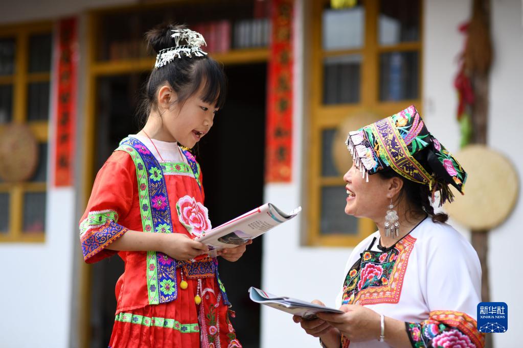 7月19日,湖南省邵陽(yáng)市城步苗族自治縣長(zhǎng)安營(yíng)鎮(zhèn)民族文化傳播服務(wù)中心,一名小朋友在向“六月六”山歌節(jié)市級(jí)傳承人陳巖花(右)學(xué)習(xí)唱山歌。新華社發(fā)(嚴(yán)欽龍攝)