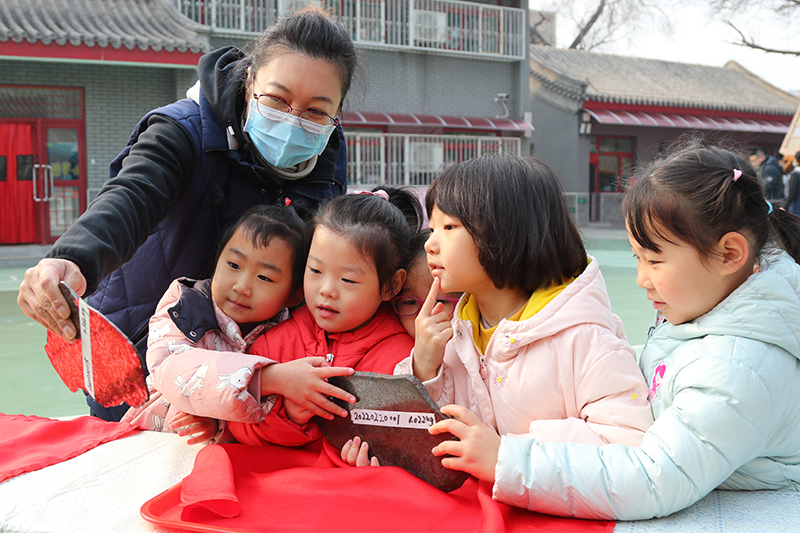 在北京市第一幼兒園吉祥魏家分園舉行第九屆“科學(xué)節(jié)”活動(dòng)上，老師正在為小朋友們講解隕石的相關(guān)知識(shí)。校方供圖