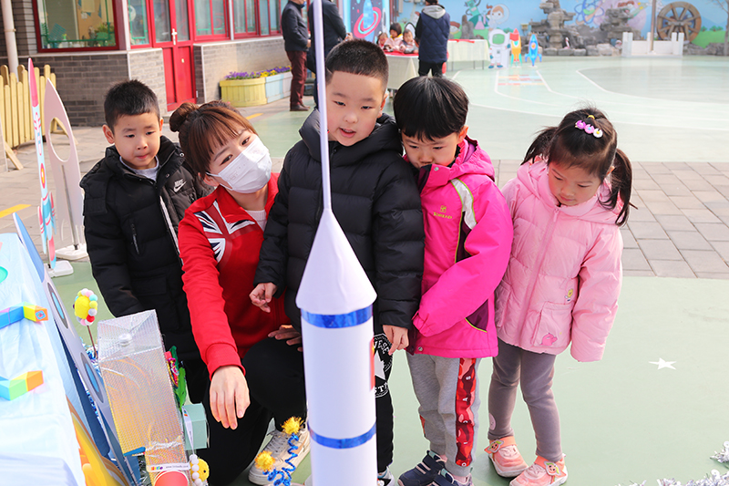 在北京市第一幼兒園吉祥魏家分園舉行第九屆“科學(xué)節(jié)”活動上，小朋友們正在學(xué)習(xí)太空知識。校方供圖