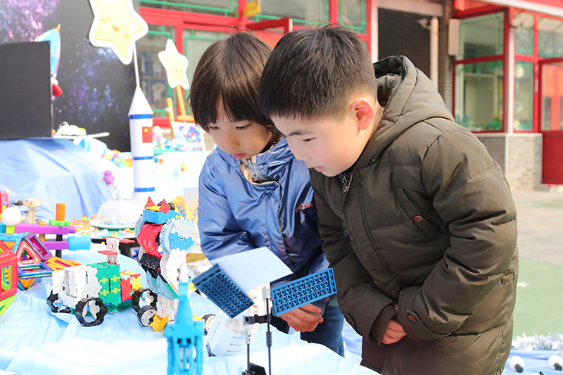 在北京市第一幼兒園吉祥魏家分園舉行第九屆“科學(xué)節(jié)”活動上，小朋友們正在學(xué)習(xí)太空知識。校方供圖