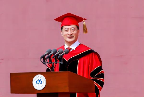 中國(guó)工程院院士、北京航空航天大學(xué)校長(zhǎng)王雲(yún)鵬在2023屆畢業(yè)典禮上講話。校方供圖