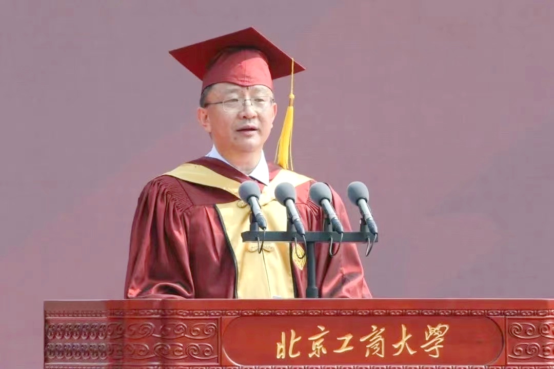 北京工商大學校長郭建華在2023屆畢業(yè)典禮上發(fā)表講話。校方供圖