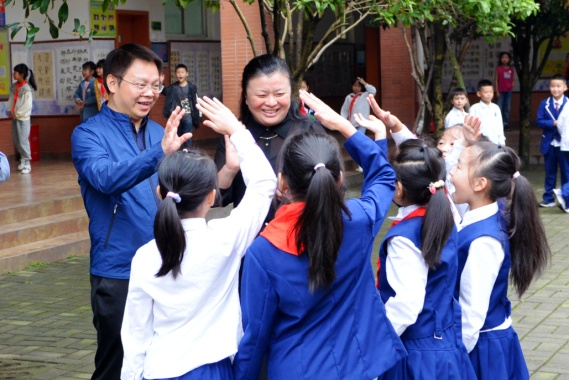 馮洪榮在什邡市外國語小學(xué)調(diào)研。北京教科院供圖