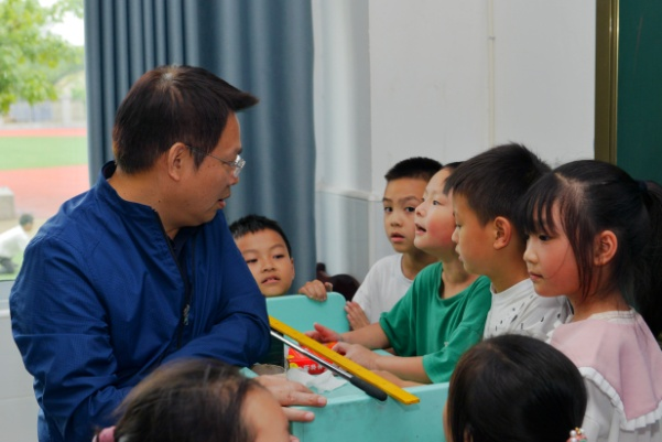 馮洪榮在什邡市北京小學(xué)調(diào)研。北京教科院供圖