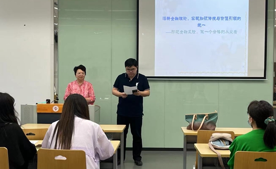 北京交通大學(xué)退休教師霍翠鳳在中國石油大學(xué)（北京）克拉瑪依校區(qū)授課。校方供圖