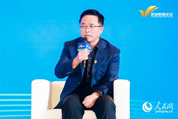 準(zhǔn)格爾旗職業(yè)高級中學(xué)校長陳寶生出席圓桌論壇並發(fā)言。