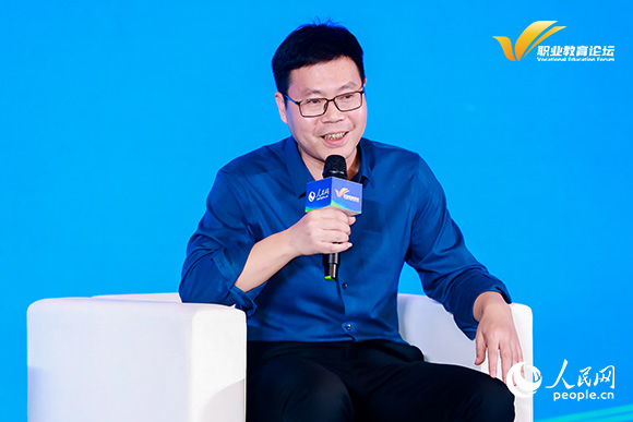 江西旅游商貿(mào)職業(yè)學(xué)院黨委書記吳小平出席圓桌論壇並發(fā)言。
