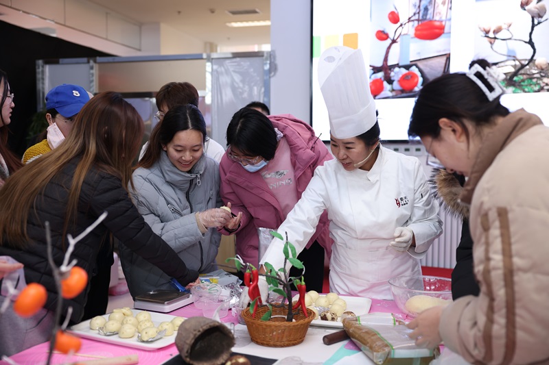 “Z世代 融味來”北京信息科技大學美食文化節(jié)現場。校方供圖