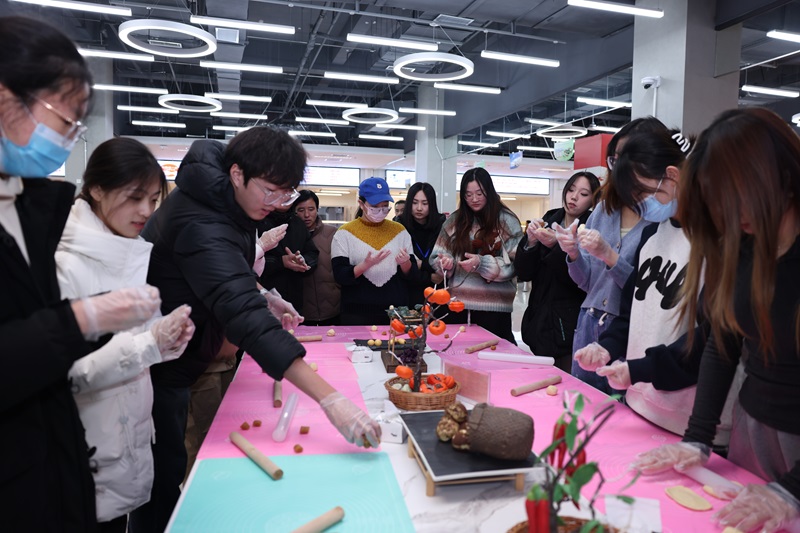 “Z世代 融味來”北京信息科技大學美食文化節(jié)現(xiàn)場。校方供圖