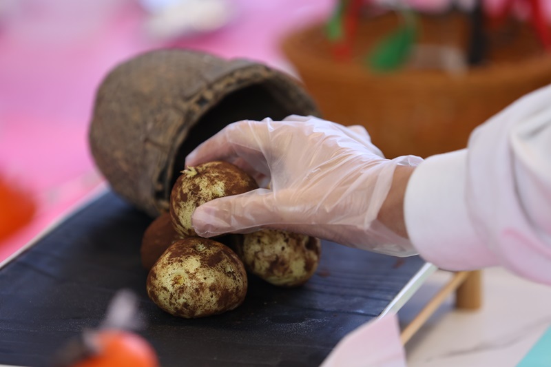 “Z世代 融味來(lái)”北京信息科技大學(xué)美食文化節(jié)現(xiàn)場(chǎng)。校方供圖