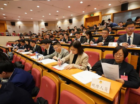           將“大思政課”開到政協(xié)會議上               北京高校思政課教師代表觀摩市政協(xié)會議   　1月20日上午，北京市政協(xié)第十四屆委員會第二次會議開幕。會上，北京市委教育工委聯(lián)合北京市政協(xié)研究室，組織10名北京高校思政課教師代表參與旁聽。此次活動作為北京市以實(shí)踐教學(xué)為主題的“大思政課”綜合改革試驗(yàn)區(qū)建設(shè)的重要內(nèi)容，旨在幫助思政課教師通過親身參與，更加全面了解市政協(xié)及其常委會的工作機(jī)制，深刻認(rèn)識人民政協(xié)在全過程人民民主中的重要作用，直觀感受新時代首都發(fā)展的生動實(shí)踐，更好地立足京華大地講好“大思政課”。[詳細(xì)]