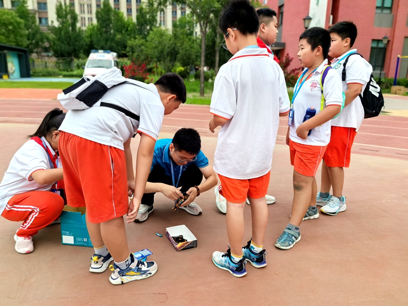 活動(dòng)現(xiàn)場(chǎng)，同學(xué)們正在做賽前準(zhǔn)備。閆一鳴攝
