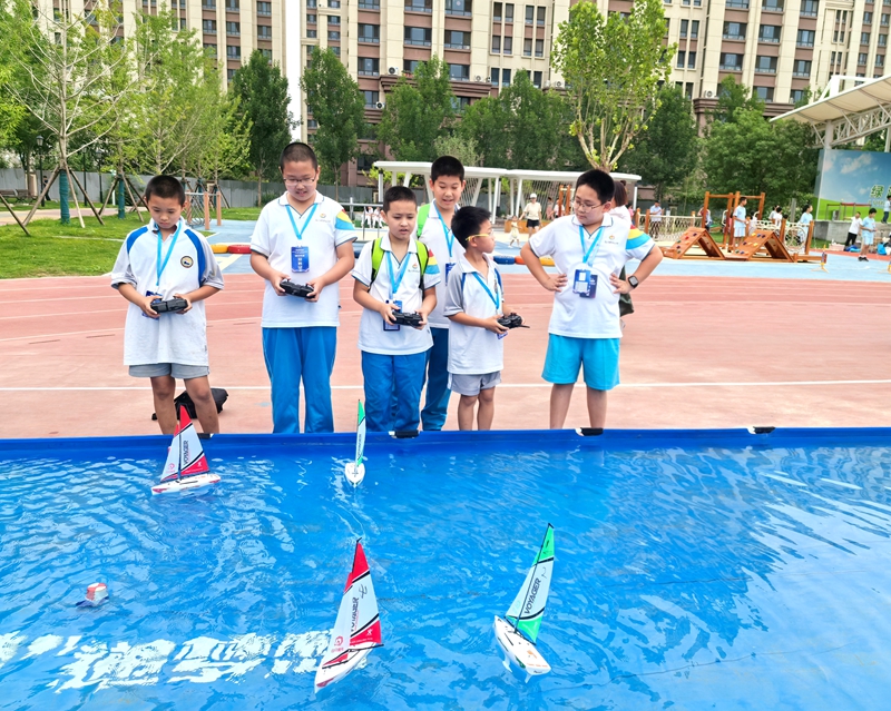 活動(dòng)現(xiàn)場(chǎng)，同學(xué)們正在做賽前準(zhǔn)備。閆一鳴攝