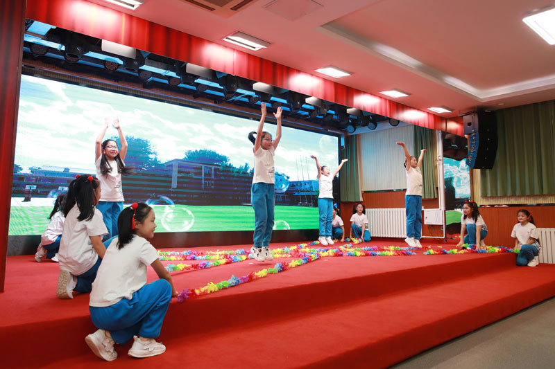 北京市匯文第一小學(xué)、東城區(qū)景泰小學(xué)、東城區(qū)東四七條小學(xué)、東城區(qū)地壇小學(xué)的同學(xué)們共同表演《多彩課間·快樂(lè)的十五分鐘》。 徐鵬攝