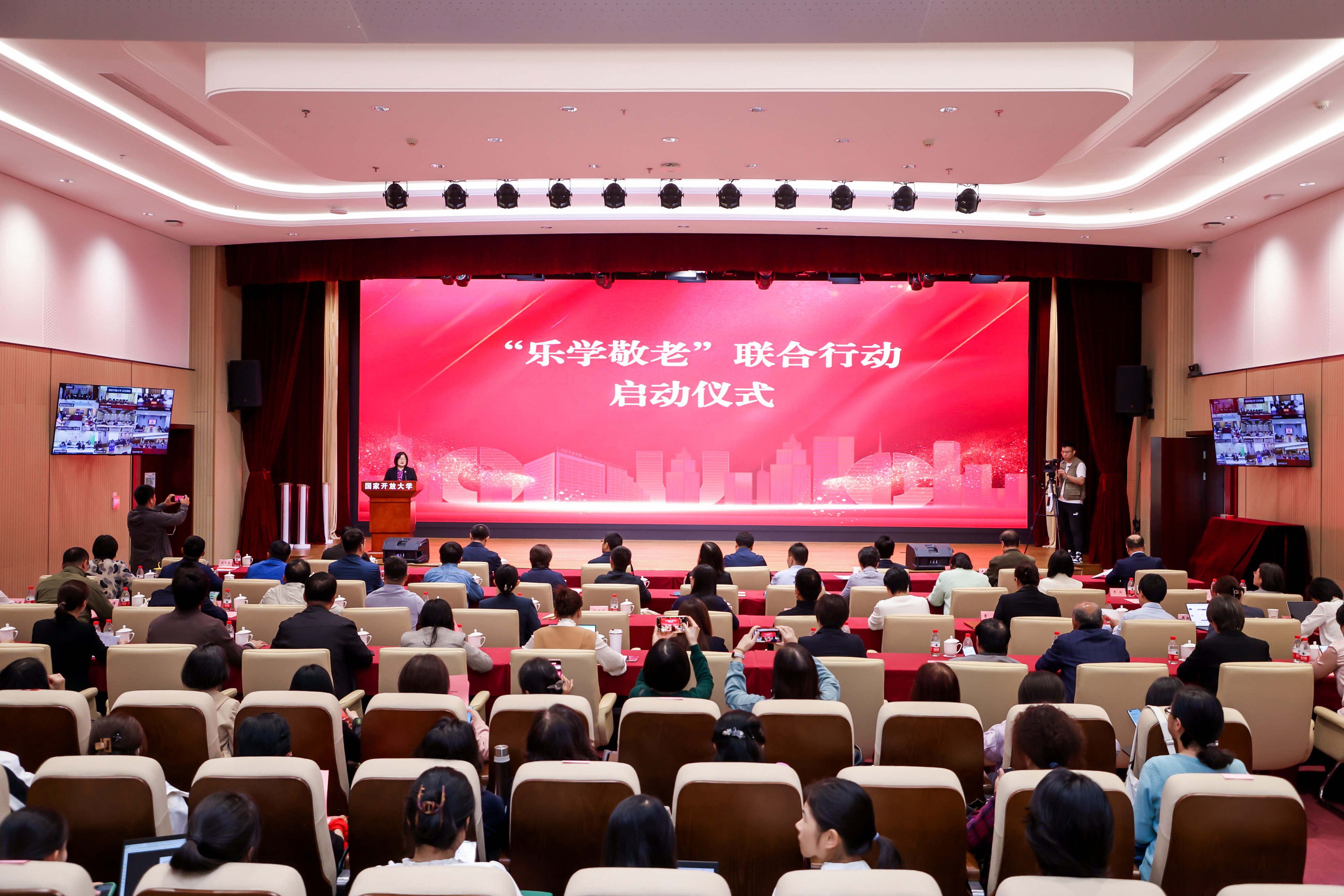 “樂(lè)學(xué)敬老”聯(lián)合行動(dòng)啟動(dòng)儀式現(xiàn)場(chǎng)。學(xué)校供圖