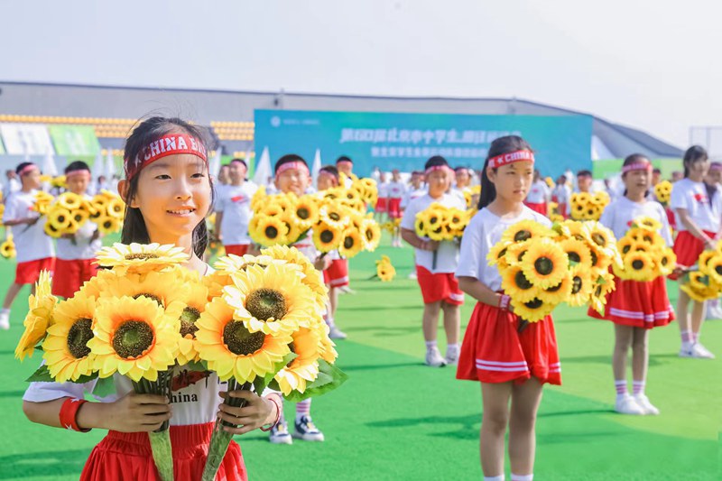 第60屆北京市中學(xué)生田徑運(yùn)動(dòng)會(huì)開幕。北京市教委供圖