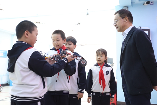 武向平院士與白家莊小學本部北校學生交流。校方供圖