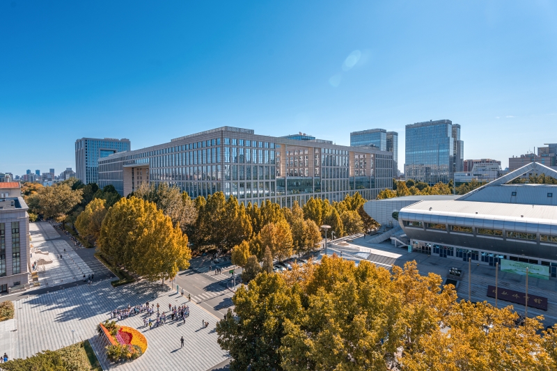 北京航空航天大學(xué)新主樓前秋意盎然。謝禹宸攝