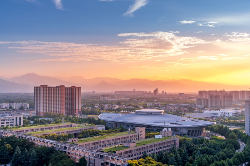 深秋時節(jié)，落日余暉下的西北大學。李康康攝