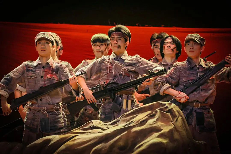 原創(chuàng)音樂(lè)舞蹈史詩(shī)作品《延安》上演。學(xué)校供圖